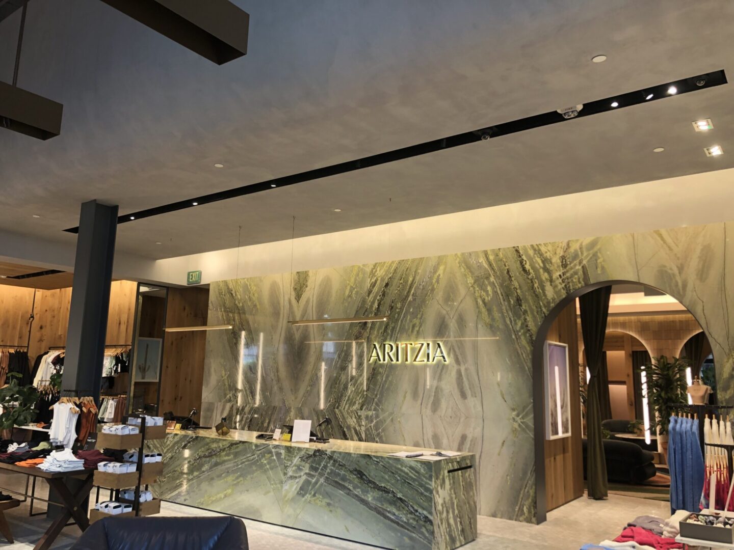 A large marble wall in the center of a room.